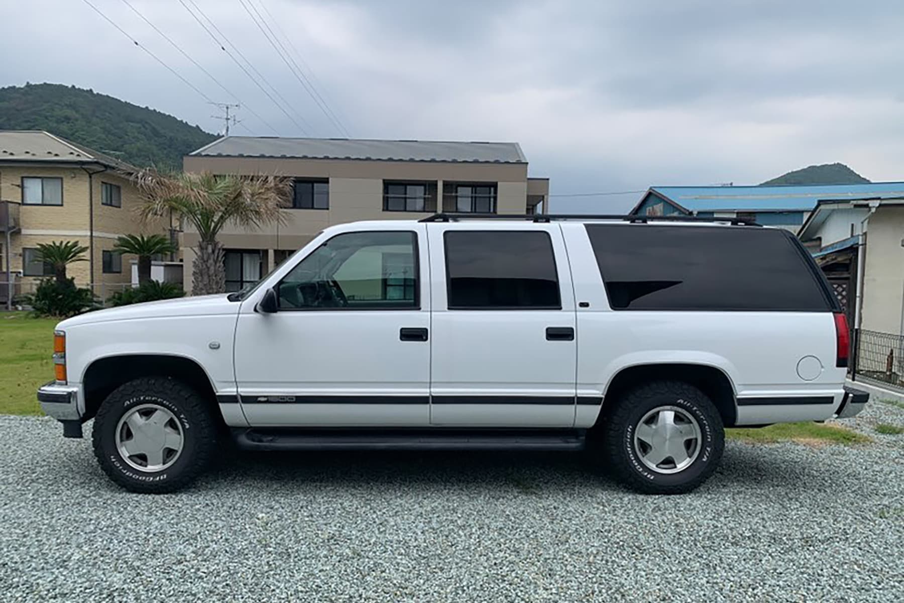 1999_chevrolet__suburban_03.jpg