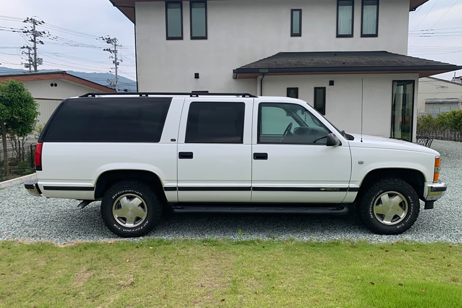 1999_chevrolet__suburban_04.jpg