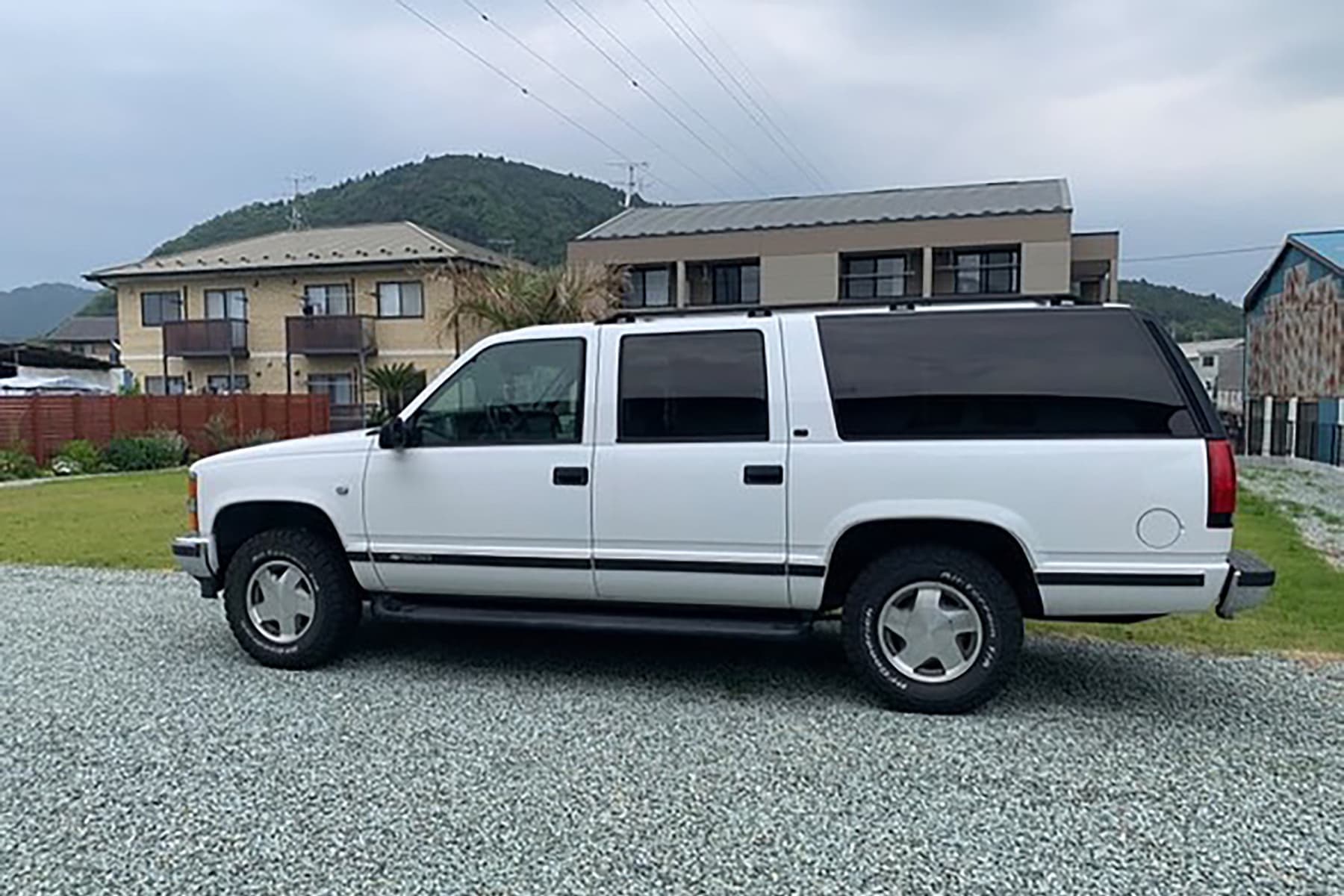 1999_chevrolet__suburban_05.jpg